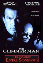 Un hombre entre sombras